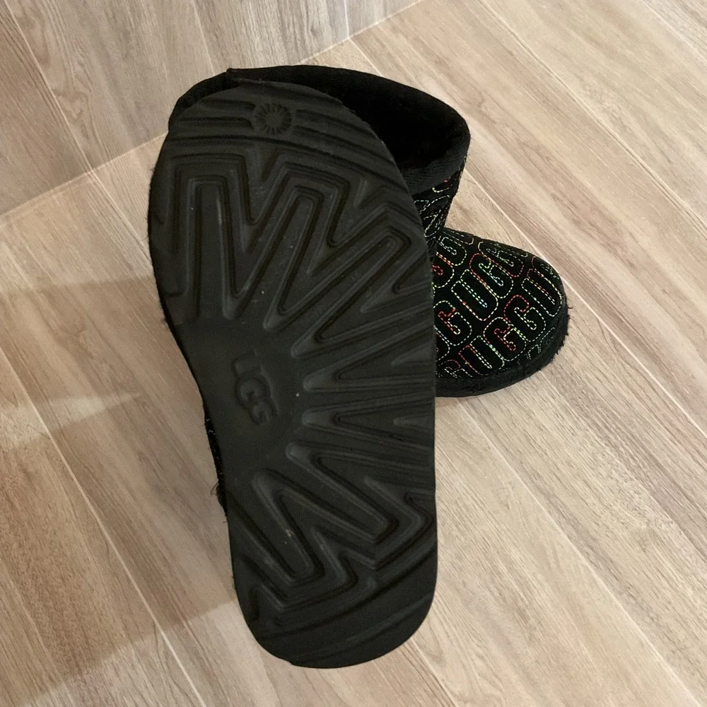 UGG Kids Classic Short Rainbow‎ Logo Embroidered Black Boots Size 8 Toddler